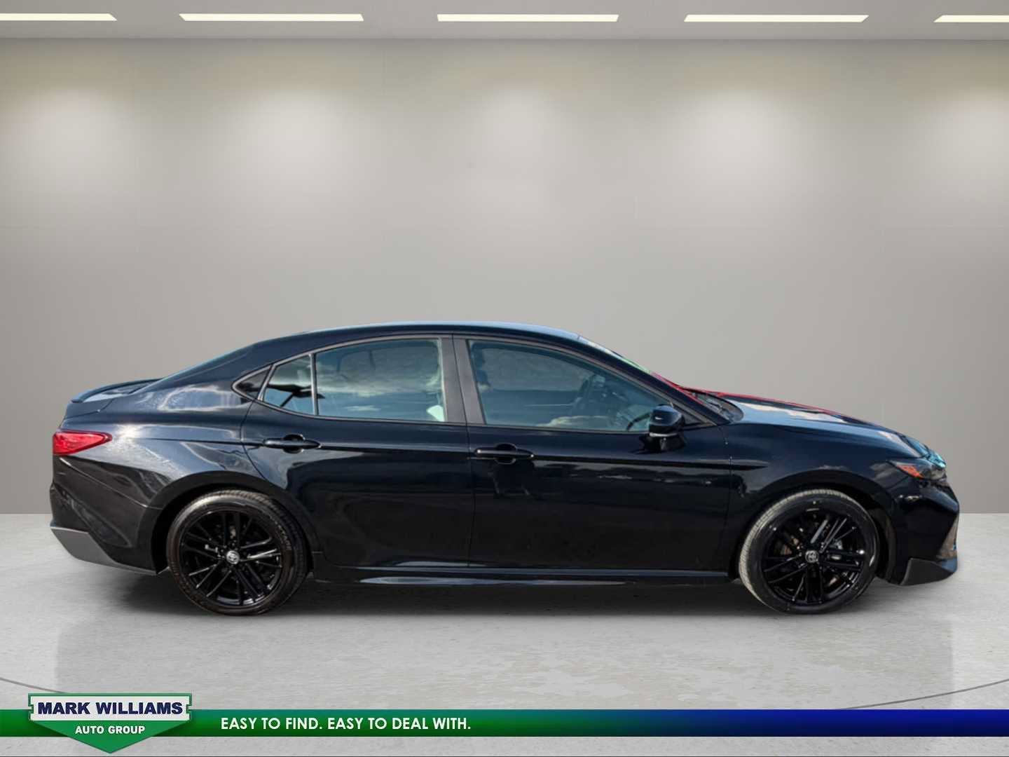 Used 2025 Toyota Camry SE FWD image 5