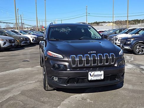 Used 2018 Jeep Cherokee Latitude Plus image 3