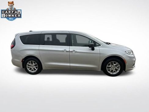 Used 2024 Chrysler Pacifica Touring-L FWD image 2