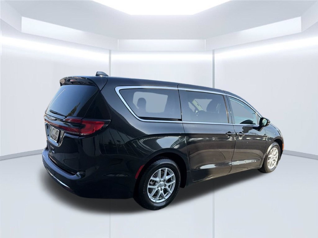 Used 2023 Chrysler Pacifica Touring-L FWD image 7