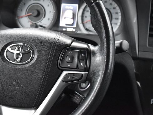 Used 2019 Toyota Sienna SE image 16