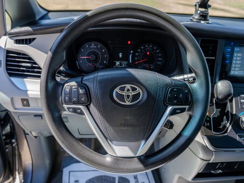 Used 2015 Toyota Sienna LE image 15