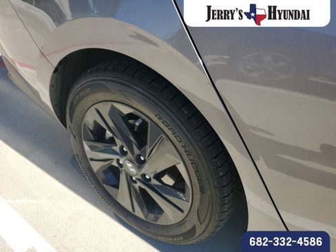 Used 2023 Hyundai Elantra Blue image 8