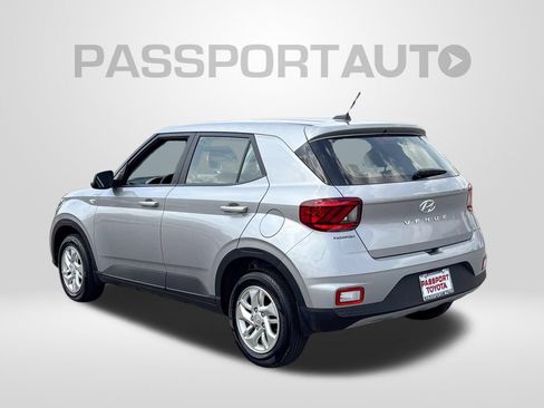 Used 2025 Hyundai Venue SE FWD image 4