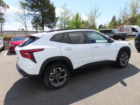 Used 2024 Chevrolet Trax LT w/ Driver Confidence Package FWD image 5