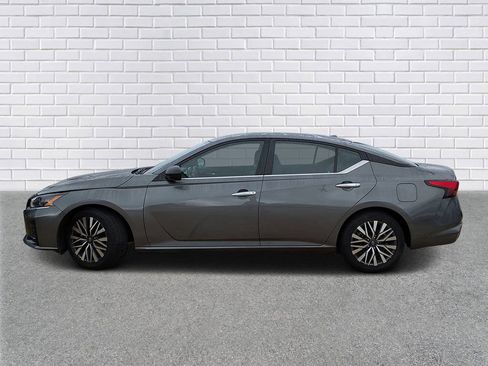 Used 2024 Nissan Altima 2.5 SV image 2