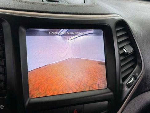 Used 2017 Jeep Cherokee Latitude AWD/4WD image 32