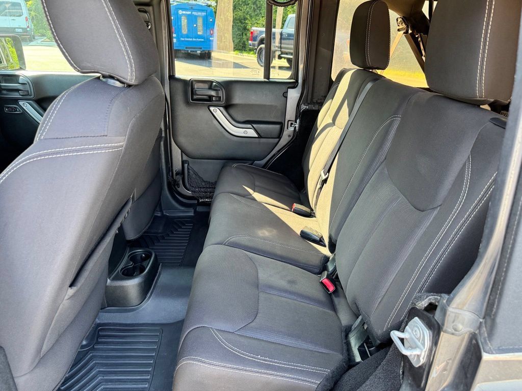 Used 2017 Jeep Wrangler Unlimited Sahara w/ Connectivity Group AWD/4WD image 26
