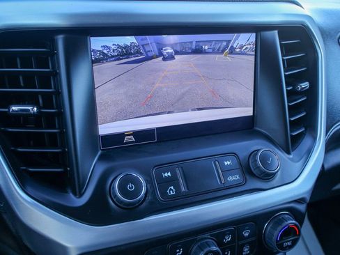 Used 2023 GMC Acadia SLT w/ Preferred Package image 4