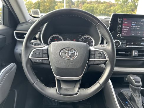 Used 2022 Toyota Highlander XLE image 14