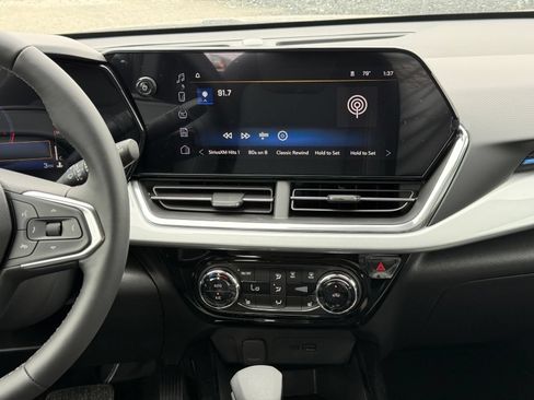 New 2026 Chevrolet Trax LT w/ LT Convenience Package FWD image 17