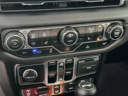 Used 2025 Jeep Wrangler Unlimited Rubicon 4xe w/ Convenience Group AWD/4WD image 22