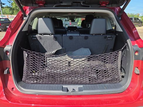Used 2023 Toyota Highlander XLE FWD image 12