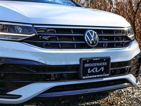 Used 2022 Volkswagen Tiguan SE R-Line image 28