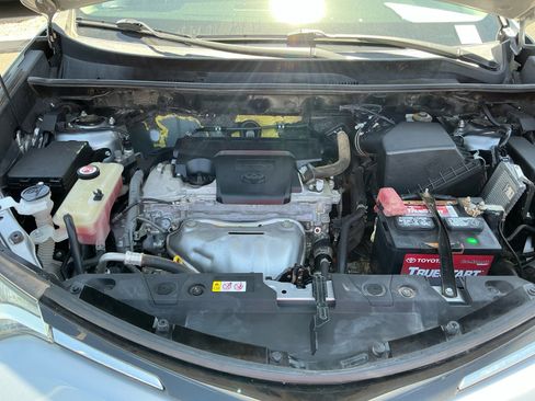 Used 2018 Toyota RAV4 LE w/ Carpet Mat Package FWD image 21