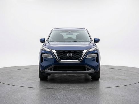 Used 2025 Nissan Rogue SV FWD image 2