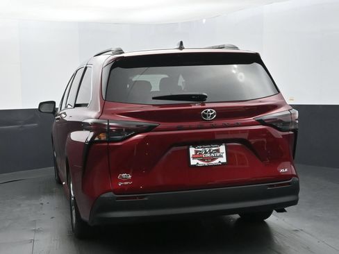 Used 2026 Toyota Sienna XLE FWD image 5