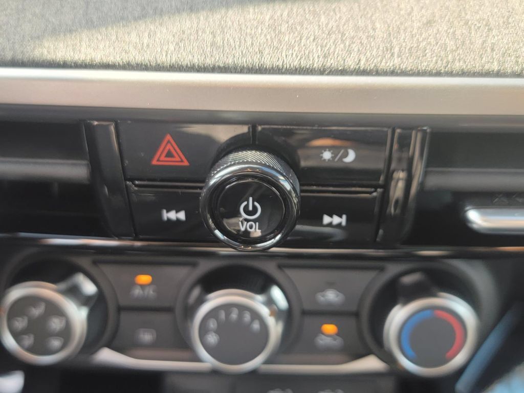 Used 2025 Nissan Kicks SV AWD/4WD image 24