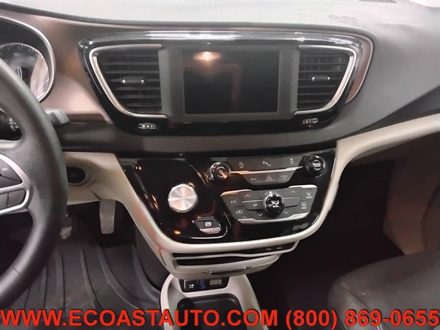 Used 2020 Chrysler Voyager L FWD image 12