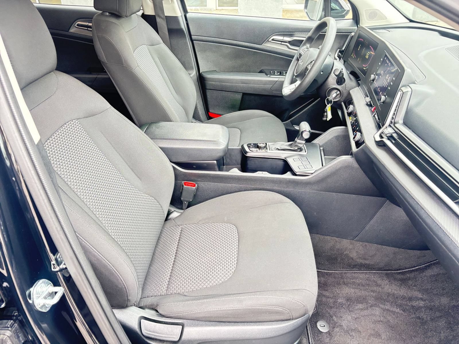 Used 2025 Kia Sportage LX FWD image 34