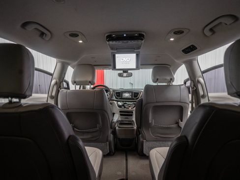 Used 2018 Chrysler Pacifica Touring-L FWD image 22