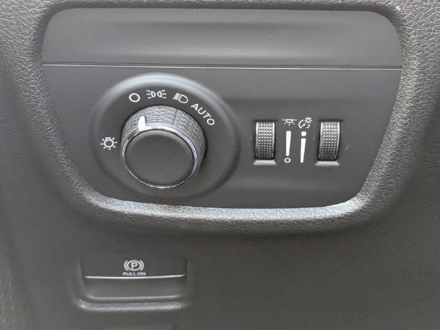 New 2027 Jeep Grand Cherokee Laredo RWD image 24