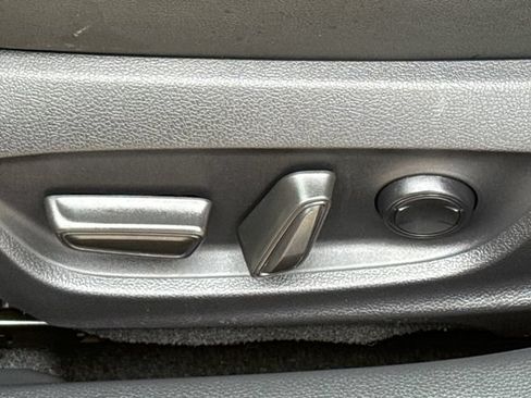 Used 2025 Toyota Prius FWD image 19