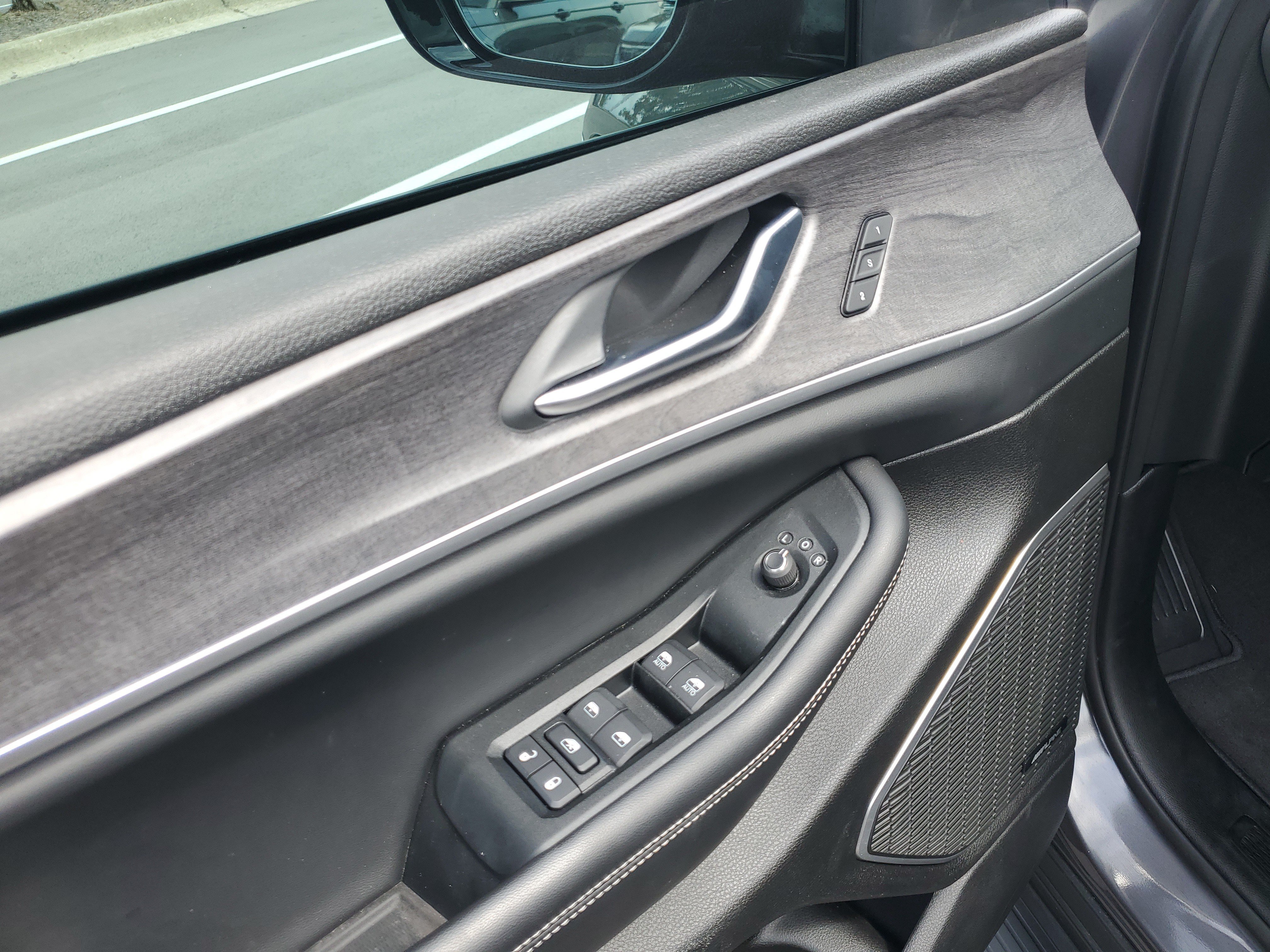 Used 2025 Jeep Grand Cherokee Limited w/ Luxury Tech Group II AWD/4WD image 11