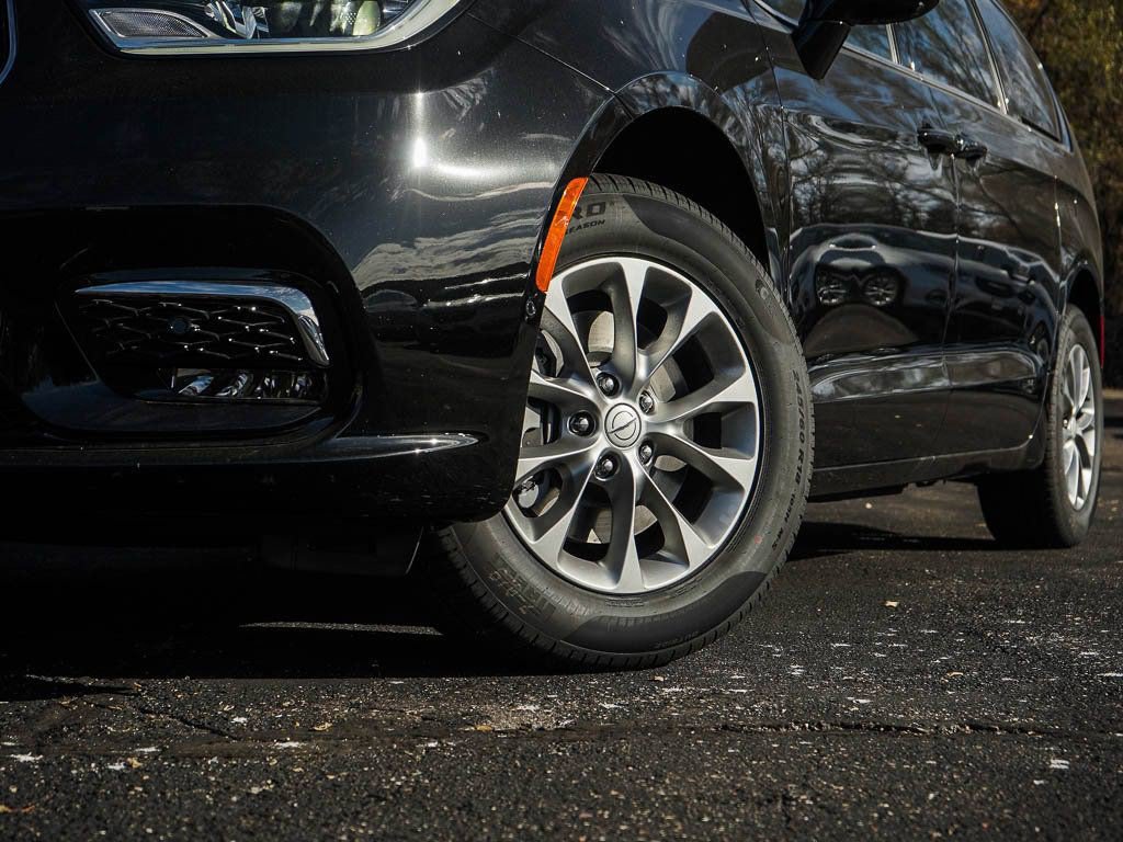New 2026 Chrysler Pacifica Select AWD/4WD image 5