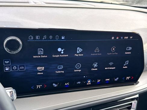 Used 2025 Chevrolet Traverse LT FWD image 4