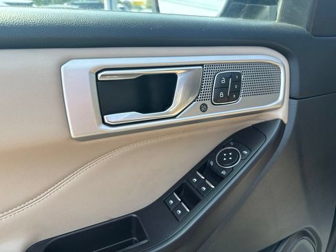 Certified 2020 Ford Explorer Limited RWD image 29