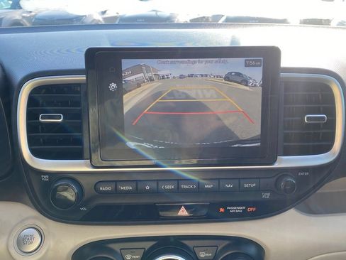 Used 2025 Hyundai Venue Limited FWD image 17