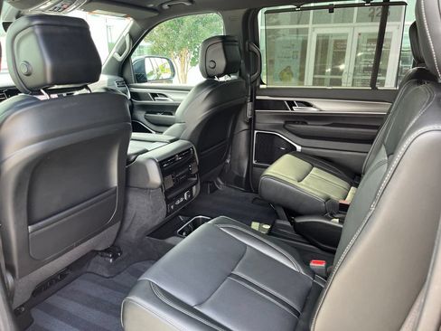 Used 2025 Jeep Wagoneer Series III w/ Premium Group I AWD/4WD image 20