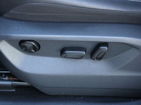 Used 2018 Volkswagen Tiguan SE w/ Panoramic Sunroof Package image 9