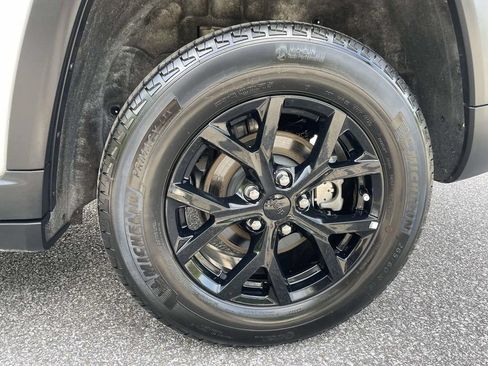 Used 2025 Jeep Grand Cherokee Altitude AWD/4WD image 10