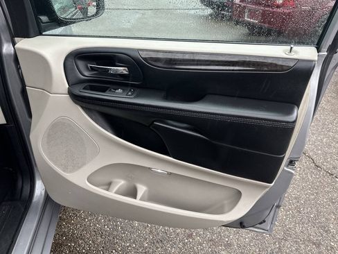Used 2019 Dodge Grand Caravan SE FWD image 23