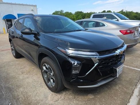 Used 2025 Chevrolet Trax LT FWD image 7