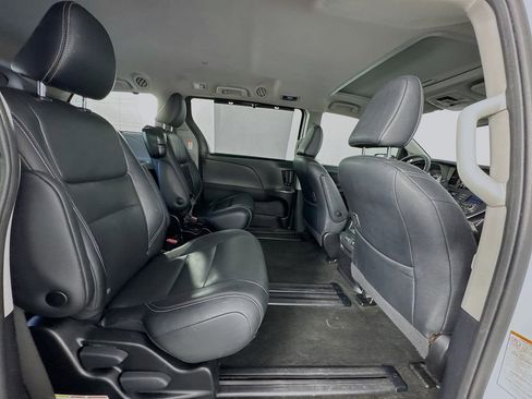 Used 2018 Toyota Sienna SE w/ SE Preferred Package image 27