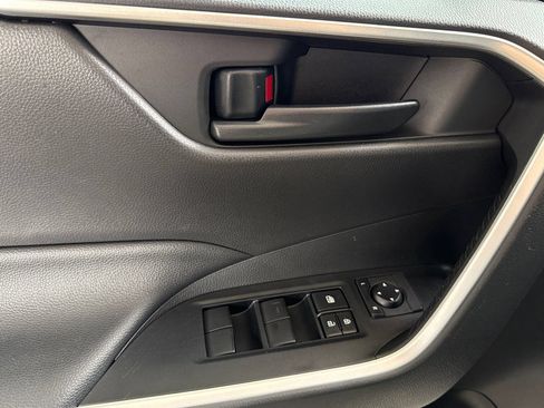 Used 2020 Toyota RAV4 LE AWD/4WD image 10