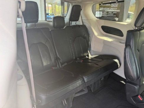 Used 2022 Chrysler Pacifica Touring-L FWD image 14