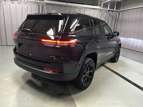 Used 2025 Jeep Grand Cherokee Altitude image 7