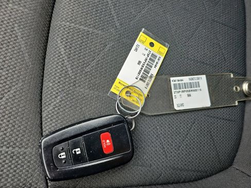 Used 2025 Toyota RAV4 XLE AWD/4WD image 21