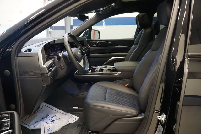 Used 2026 Cadillac Escalade IQL Sport 1 w/ LPO, ONYX Package AWD/4WD image 16