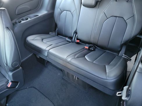 New 2026 Chrysler Pacifica Select FWD image 12