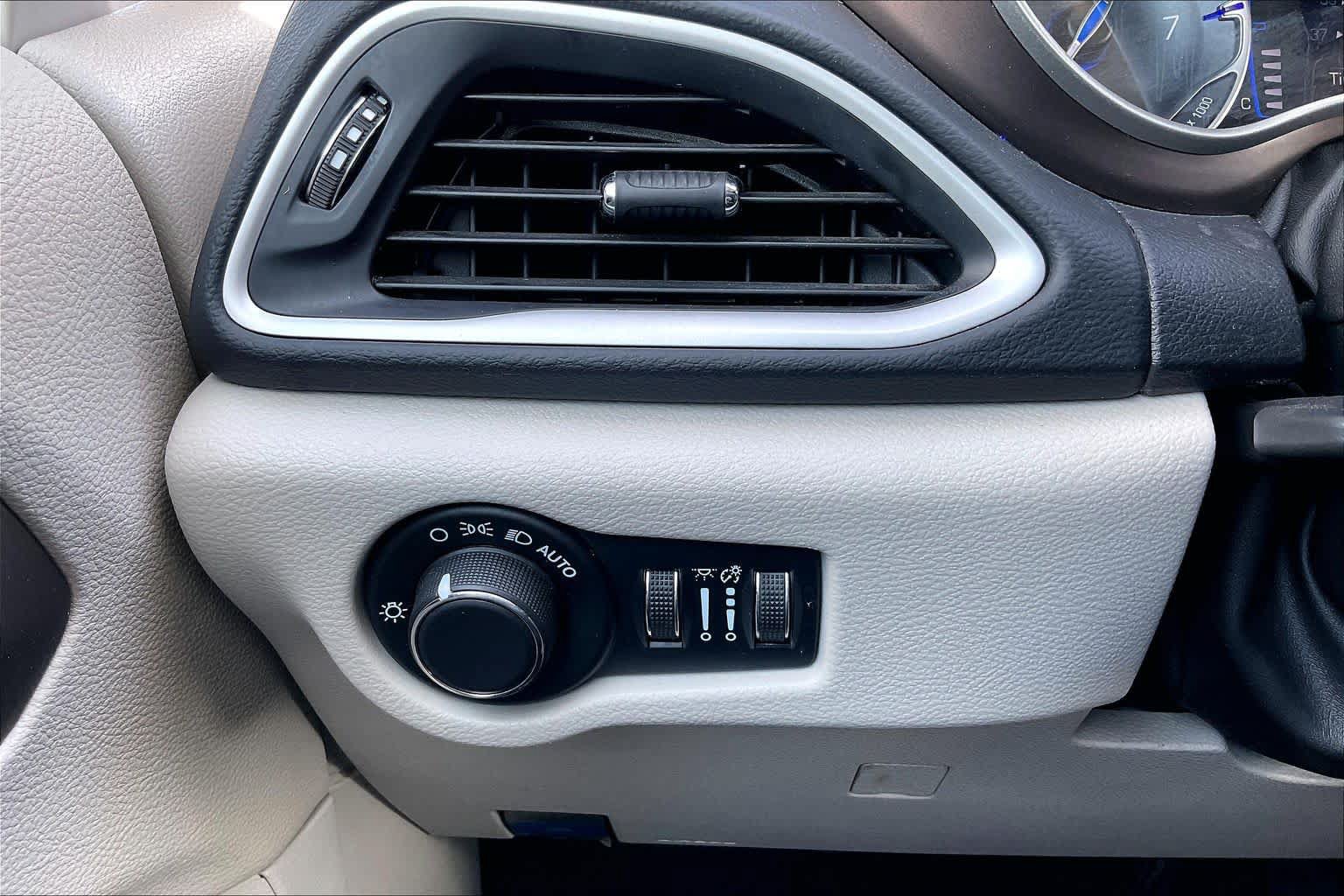Used 2023 Chrysler Voyager LX FWD image 33