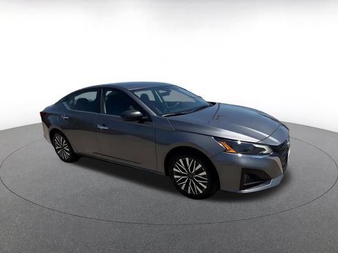 Used 2025 Nissan Altima 2.5 SV FWD image 2