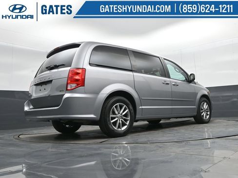 Used 2016 Dodge Grand Caravan SE image 40