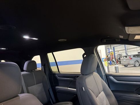 Used 2025 GMC Acadia Elevation image 36