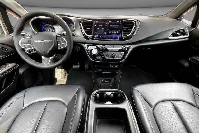 Used 2025 Chrysler Pacifica Select FWD image 9
