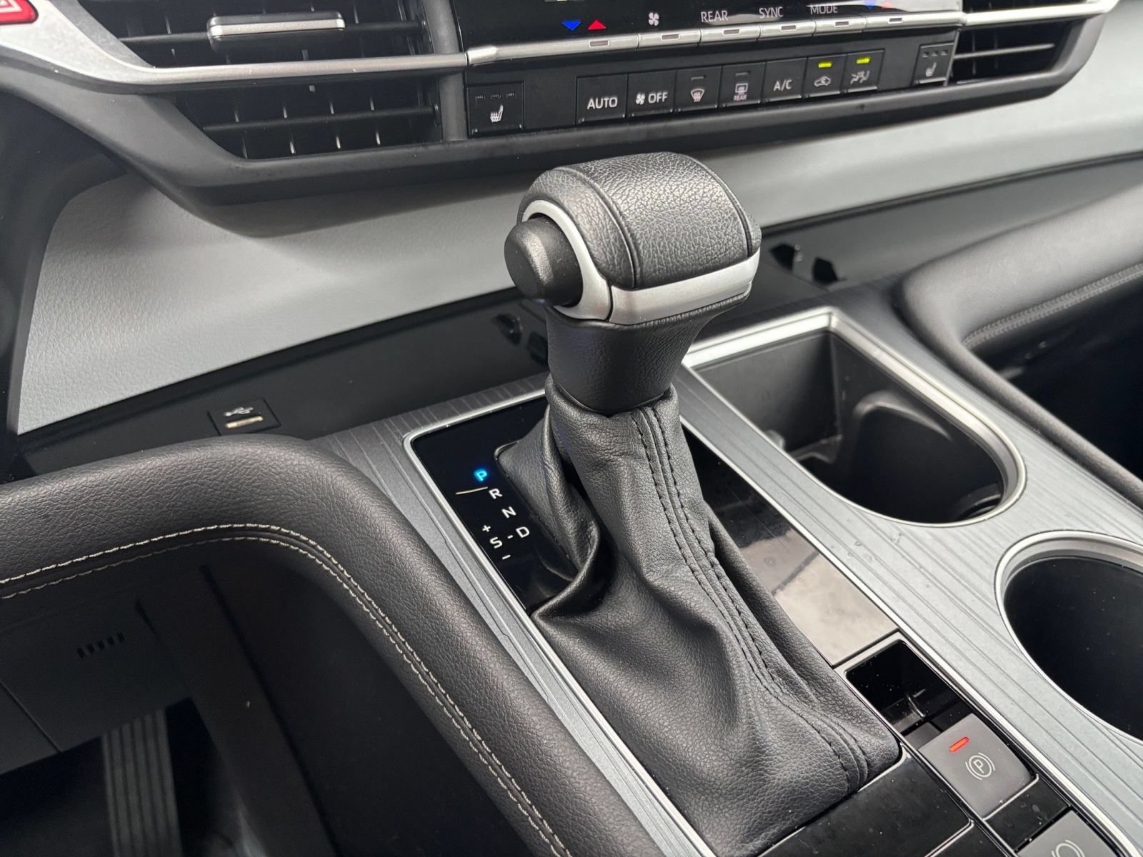 Used 2025 Toyota Sienna XLE FWD image 44